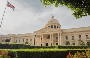 Exclusión de periodistas del Palacio abre debate sobre control oficial de la información.