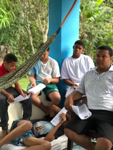 Trabajos en grupo, de parte de los participantes del Campamento Este de la Juventud Caribe.