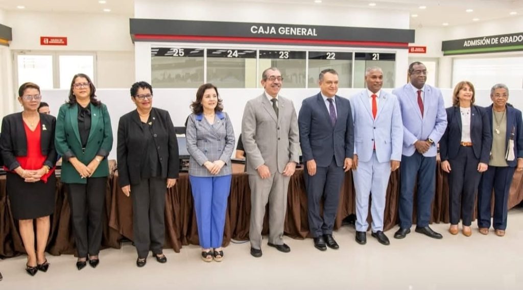 Autoridades de la UASD.