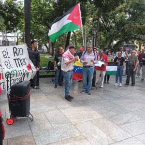 Manifestantes en Plaza Bolívar de Caracas, frente a la Casa Amarilla | Foto fuente externa.