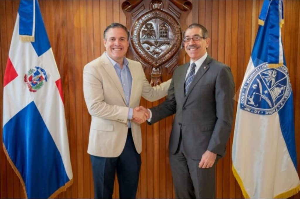 El rector de la UASD, doctor Jorge Asjana David, recibió en su despacho una delegación del Ministerio de Vivienda, Hábitat y Edificaciones (Mivhed), encabezada por el titular de esa cartera, licenciado Jean Luis Rodríguez.
