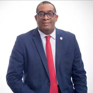 Dr. Antonio Ciriaco Cruz, vicerrector administrativo.