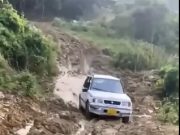 Escaleras en Altamira se cansó de las promesas y reclama una carretera digna.