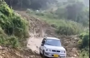 Escaleras en Altamira se cansó de las promesas y reclama una carretera digna.