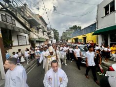 Católicos recorren calles de Santiago en la XVII Marcha de la Biblia.