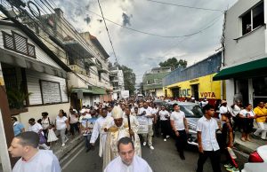 Católicos recorren calles de Santiago en la XVII Marcha de la Biblia.