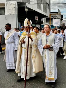 Monseñor Amauri Rosario, obispo auxiliar, sacerdotes, diáconos, representantes parroquiales y dirigentes de distintos movimientos apostólicos.
