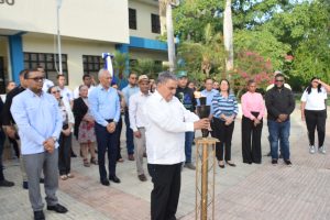 El director general del Recinto, Luis Balboa Guitián, encabezó la ceremonia en la explanada de la Biblioteca Profesor Juan Bosch.