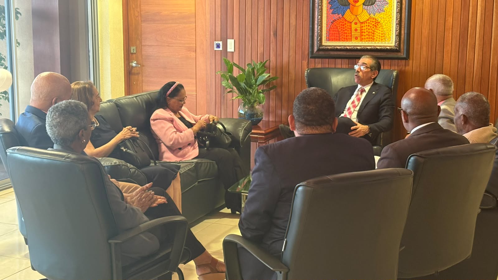 En el despacho del rector, el director del Centro UASD Baní, maestro Juan Hernández, y una comisión del patronato encabezada por su presidente, licenciado Wison Radhamez Peña | Foto fuente externa.