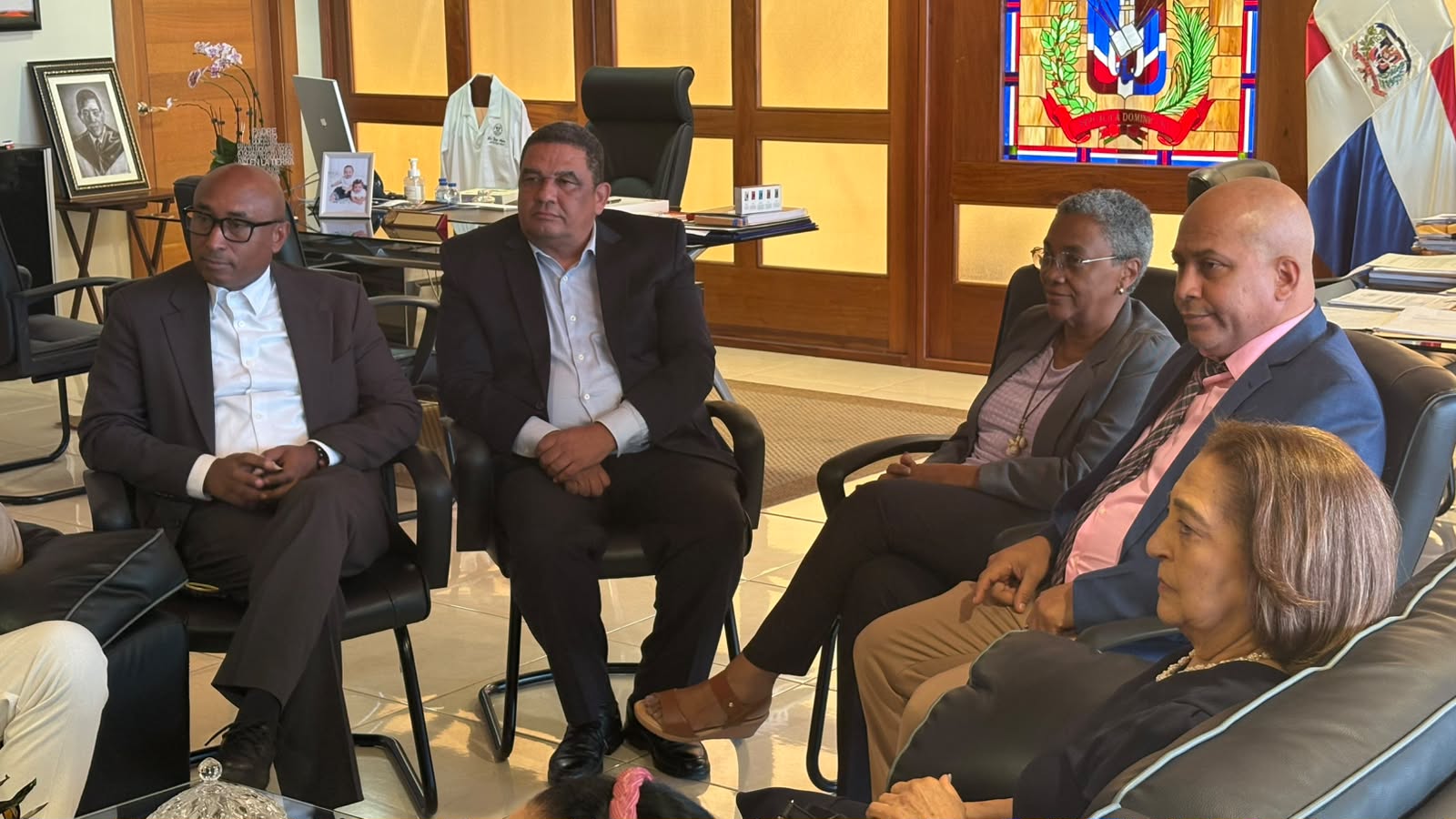 El decano de la Facultad de Ciencias Jurídicas y Políticas, maestro Martín Montilla, y el director de la Oficina de Apoyo a los Recintos, Centros y Subcentros, maestro Orlando González | Foto fuente externa.
