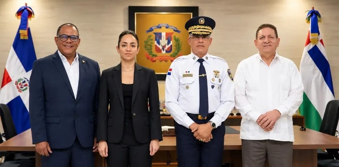 El encargado del Programa Comunidad Segura, David Polanco; la ministra de Interior y Policía, Faride Raful; mayor general Ernesto Rafael Rodríguez García, y el alcalde de Bonao, Eberto Núñez.