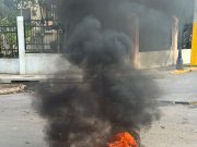 Con movilización estudiantes de la UASD en San Francisco de Macorís convocan protestas por falta de asignaturas y ambulancia.