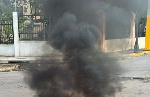 Con movilización estudiantes de la UASD en San Francisco de Macorís convocan protestas por falta de asignaturas y ambulancia.