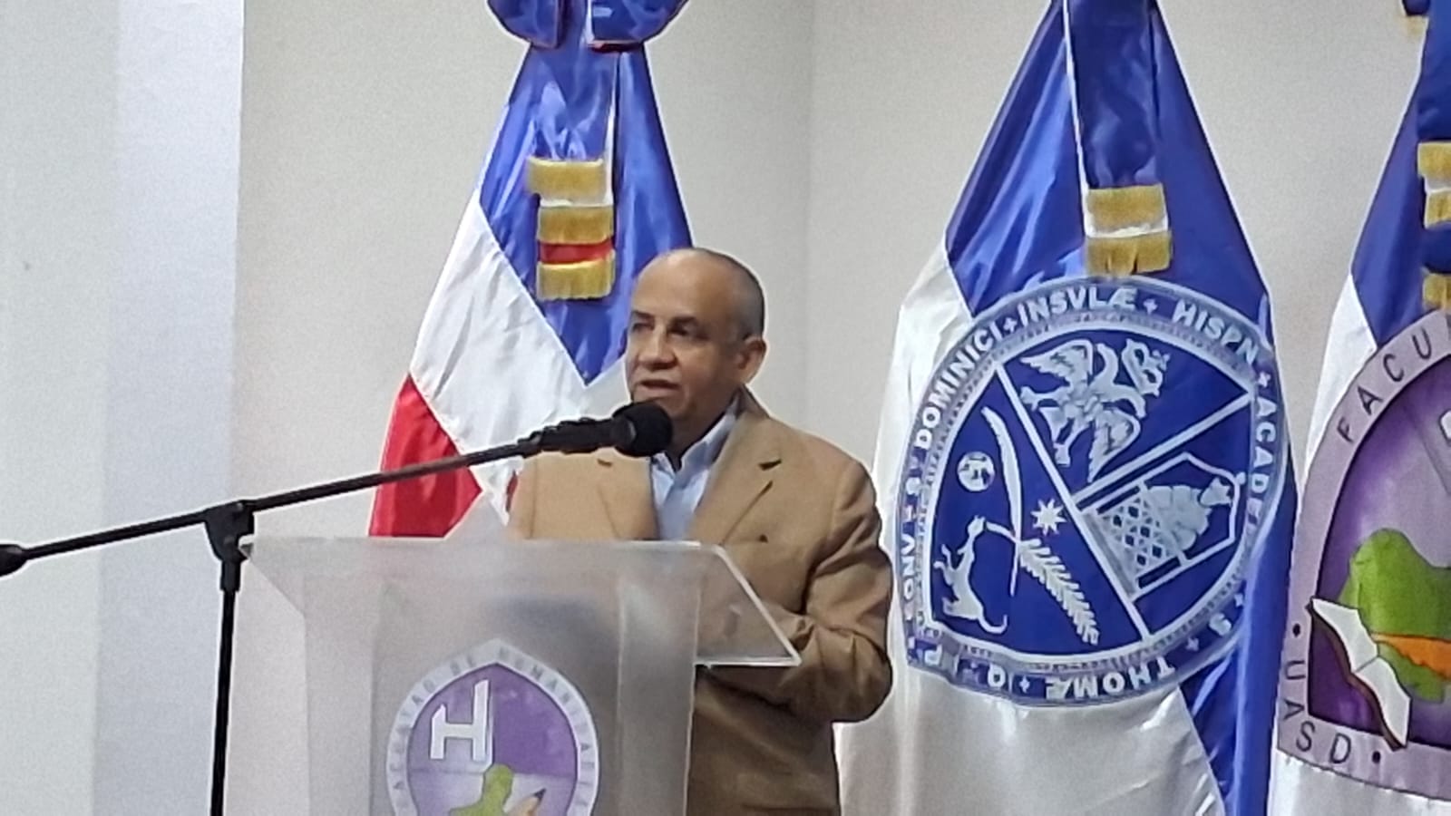 Maestro José De Luna durante su exposición | Foto JEM