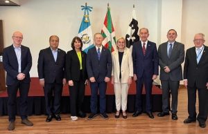 Universidad del País Vasco distingue a Franklin García Fermín por su contribución a la integración académica latinoamericana.