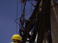 Alcaldía de Santiago exige regularización del cableado y retira instalaciones en desuso.