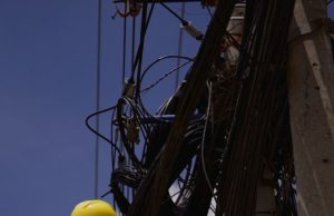 Alcaldía de Santiago exige regularización del cableado y retira instalaciones en desuso.